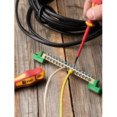 Шина 0 PE 6x9мм 16 отверстий латунь с контактной пластиной 2 зелёных угловых изолятора PROxima