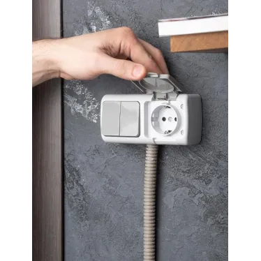 Блок розетка Мурманск 1-м 16А с заземлением с крышкой + двухклавишный выключатель IP54 серый