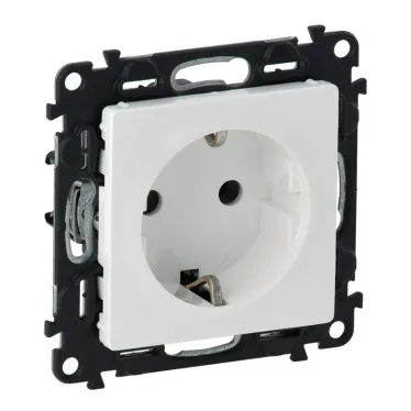 Valena LIFE Розетка силовая 2К+З 16А 250В со шторками безвинтовые зажимы с лицевой панелью белая