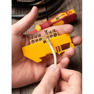 Шина 0 N (6х9мм) 6 отверстий латунь желтый изолятор на DIN-рейку PROxima