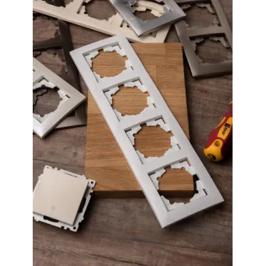 Валенсия рамка 4-местная белая