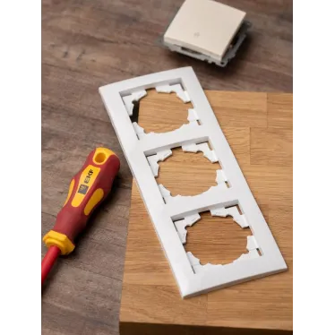 Валенсия рамка 3-местная белая