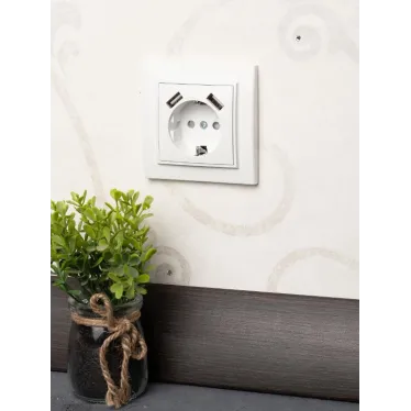 Розетка Минск 1-местная СП с заземлением 16А белая с защитными шторками с 2 USB 2,1А