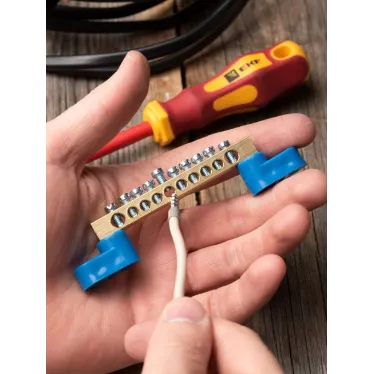 Шина 0 N (6х9мм) 10 отверстий латунь 2 синих угловых изолятора PROxima