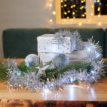 Гирлянда светодиодная Мишура серебряная 10 LED 1,5 м, прозрачный ПВХ, белый свет свечения, 2 х АА (батарейки не в комплекте) | 304-011 | NEON-NIGHT