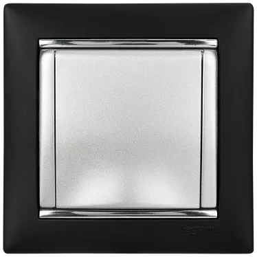 VALENA Розетка с заземлением без шторок с крышкой алюминий