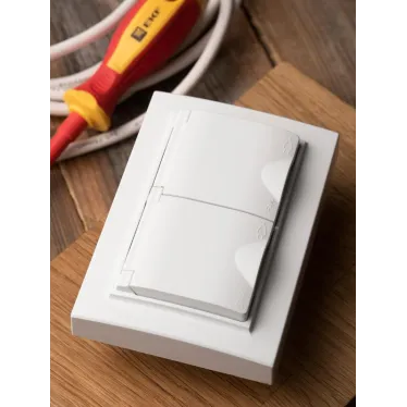 Минск Розетка 2-местная СП с/з с крышкой 16А белаяс защ. штор. IP44