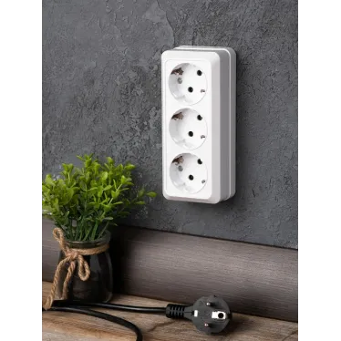 Розетка Рим 3-местная 16А с заземлением белая