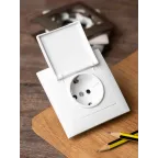 Валенсия розетка 1-местная с/з 16А белая с крышкой и защ. штор. IP44