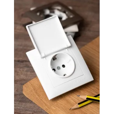 Валенсия розетка 1-местная с/з 16А белая с крышкой и защ. штор. IP44