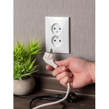 Валенсия розетка 2-местная б/з 10А белая с защ. штор.