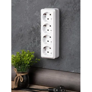 Розетка Рим 4-местная 16А с заземлением белая