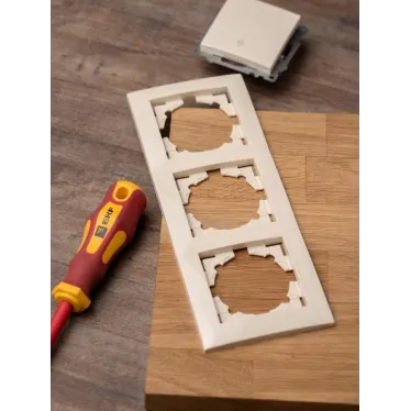 Валенсия рамка 3-местная кремовая