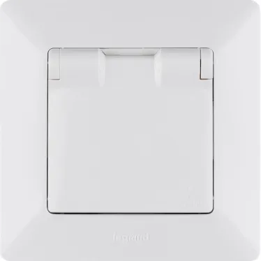 Valena LIFE IP44 Розетка силовая 2К+З со шторками с крышкой белая
