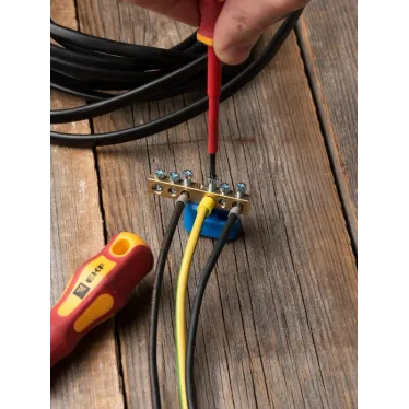 Шина 0 N (6х9мм) 6 отверстий латунь синий угловой изолятор PROxima