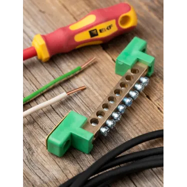 Шина 0 PE 6x9мм 8 отверстий латунь с контактной пластиной 2 зелёных угловых изолятора PROxima