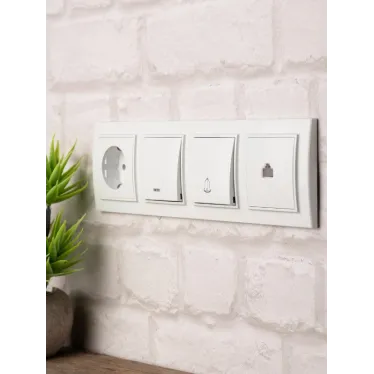 Рамка Минск 4-местная горизонтальная белая