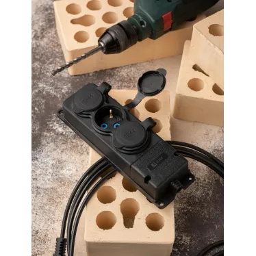 Роз. трехмест. с защит. крышками каучуковая 230В 2P+PE 16A IP44 DIY