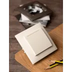 Валенсия розетка 1-местная с/з 16А кремова с крышкой и защ. штор.