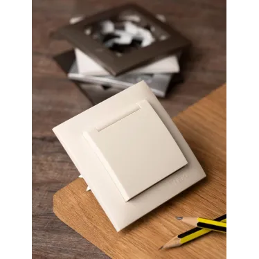 Валенсия розетка 1-местная с/з 16А кремова с крышкой и защ. штор.