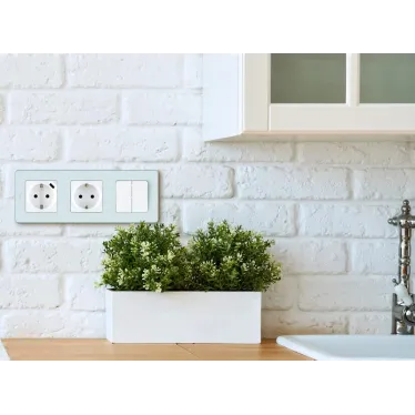 Розетка 2К+З немецкий стандарт 16А 250В со встроенным зарядным устройством USB C 1.5А 5В INSPIRIA белая