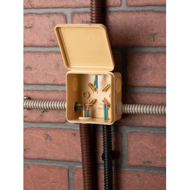 Коробка распаячная КМР-030-031 с крышкой (83х83х54) 7 мембранных вводов светлое дерево IP54 PROxima