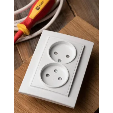 Розетка Минск 2-местная СП без заземления 10А белая защитные шторки