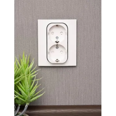 Стокгольм Рамка для розетки 2-местная белая с линией цвета черный