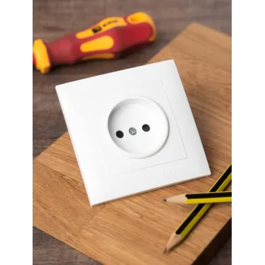 Валенсия розетка 1-местная б/з 10А белая с защ. штор.