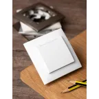 Валенсия розетка 1-местная с/з 16А белая с крышкой и защ. штор. IP44