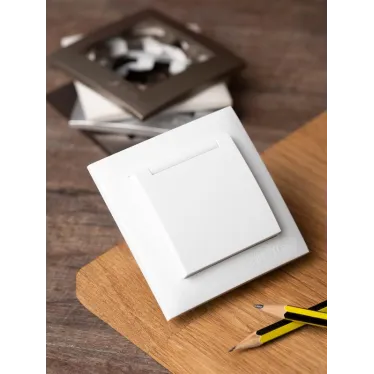 Валенсия розетка 1-местная с/з 16А белая с крышкой и защ. штор. IP44