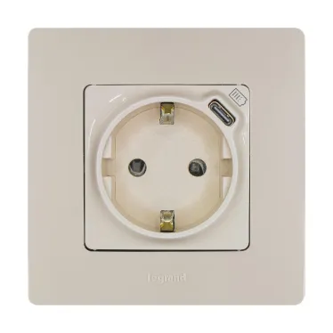 Розетка с заземлением с USB тип C - Etika - со шторками 16А 250В 1500мА 7,5Вт безвинтовые зажимы - слоновая кость