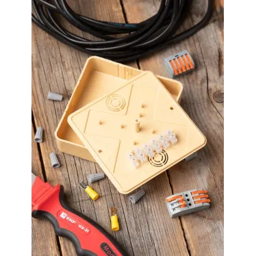 Коробка разветвительная КМР-030-032кг 100х100х25 с клеммником светлое дерево PROxima