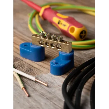 Шина 0 N 6х9мм 4 отверстия латунь 2 синих угловых изолятора PROxima