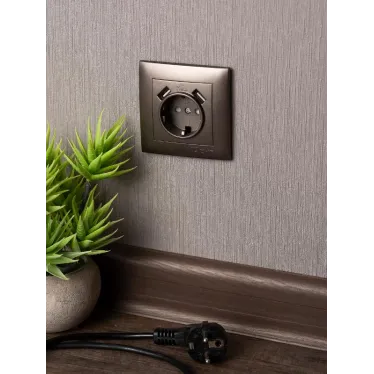 Валенсия лицевая панель розетки 1-местной с/з 16А графит с защ. штор. с 2 USB 2,1А