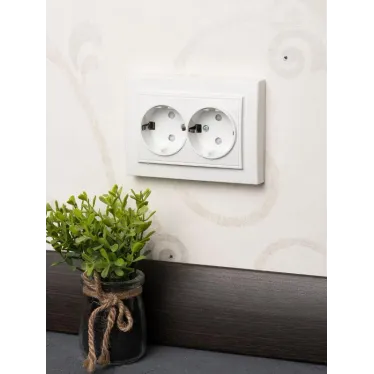 Розетка Минск 2-местная СП с заземлением 16А белая защитные шторки