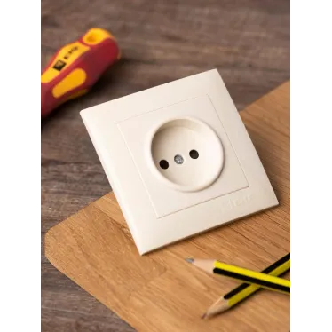 Валенсия розетка 1-местная б/з 10А кремовая с защ. штор.