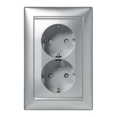 VALENA Розетка двойная с заземлением в сборе со шторками алюминий