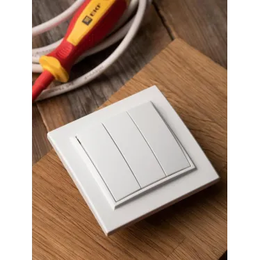 Выключатель Минск 3-клавишный СП 10А белый