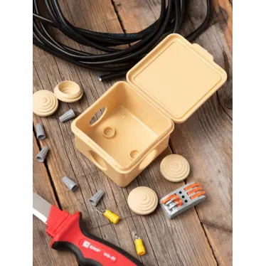 Коробка распаячная КМР-030-036 пылевлагозащитная, 4 мембранных ввода (73х73х49) светлое дерево PROxima