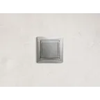 VALENA Розетка с заземлением без шторок с крышкой алюминий