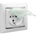 VALENA Розетка с заземлением с крышкой со шторками белая
