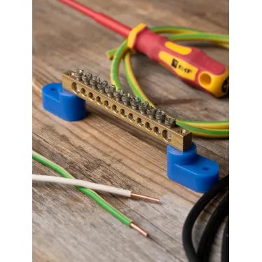 Шина нулевая 63.12 (2 изолятора стойка) латунь