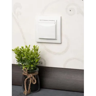 Розетка Минск 1-местная СП с заземлением и крышкой16А белая защитные шторки IP44