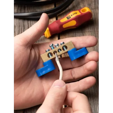 Шина 0 N (8х12мм) 4 отверстия латунь 2 синих угловых изолятора PROxima