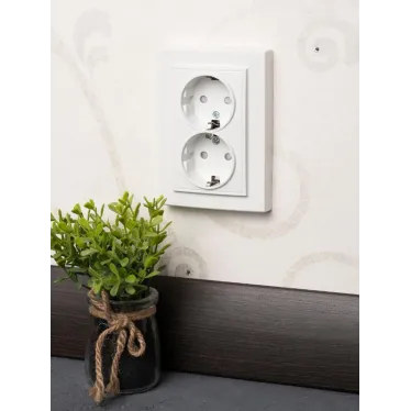 Розетка Минск 2-местная СП с заземлением 16А белая защитные шторки