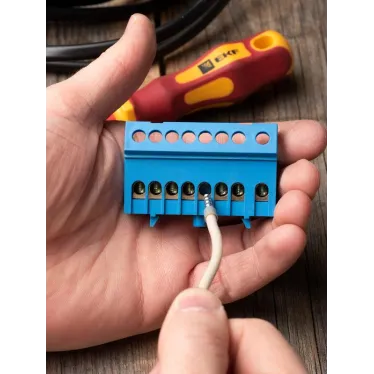 Шина 0 N (6х9мм) 8 отверстий латунь синий изолированный корпус на DIN-рейку PROxima