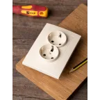 Валенсия розетка 2-местная с/з 16А кремовая с защ. штор. PROxima