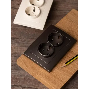 Валенсия лицевая панель розетки 2-местной с/з 16А графит с защ. штор.