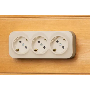 Quteo розетка тройная с заземлением с защитными шторками - 16 A - 250 В IP 20 - Слоновая кость